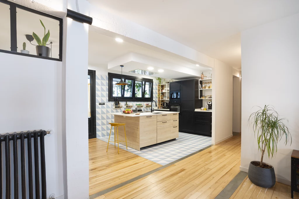 Pasillo y cocina de una casa moderna