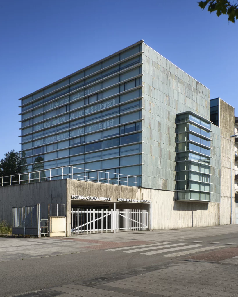 Fachada de edificio con verticales correctamente alineadas en fotografía de arquitectura